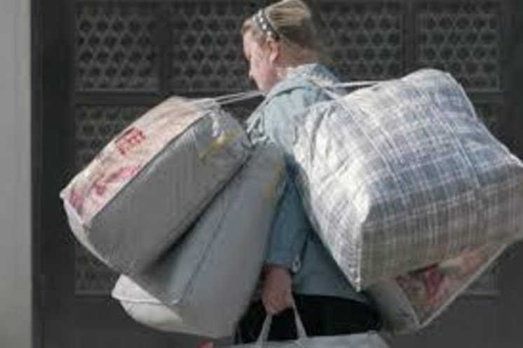 Красивая девушка с баулами на фото