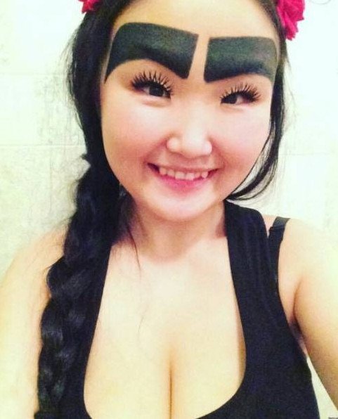 Красивая девушка с большущими бровями