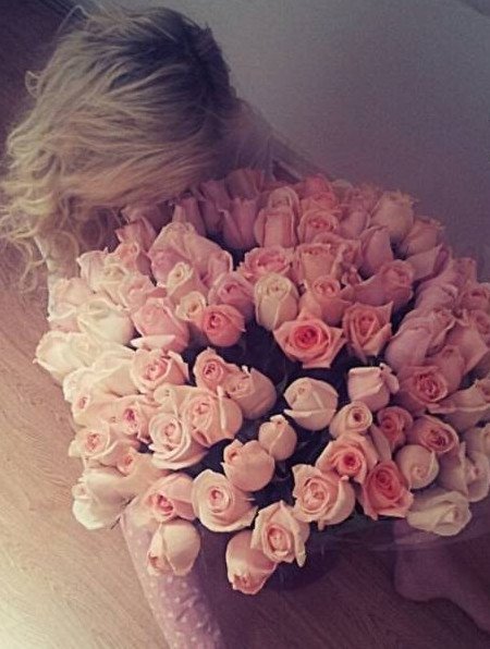 Красивая девушка с букетом на голове на фото