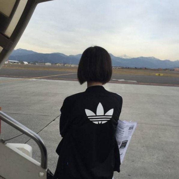 Красивая девушка с черным каре спиной