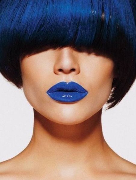 Красивая девушка с голубыми губками на фото