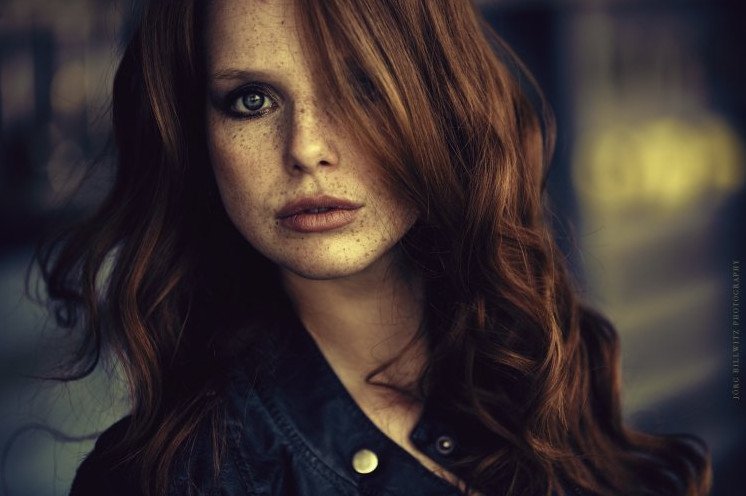 Красивая девушка с каштановыми волосами и веснушками