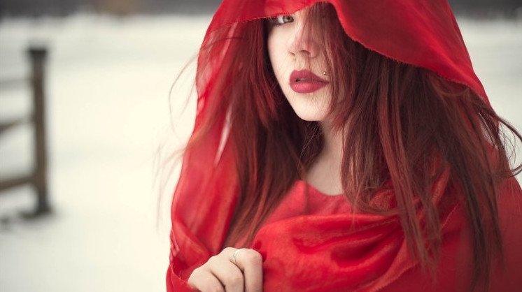 Красивая девушка с красноватым шарфиком