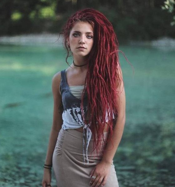 Красивая девушка с красноватыми дредами