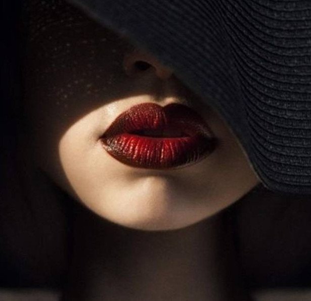 Красивая девушка с красноватыми губками в шапке