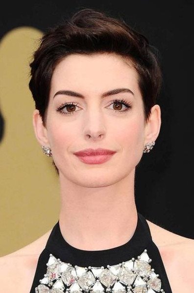 Красивая девушка с квадратным лицом