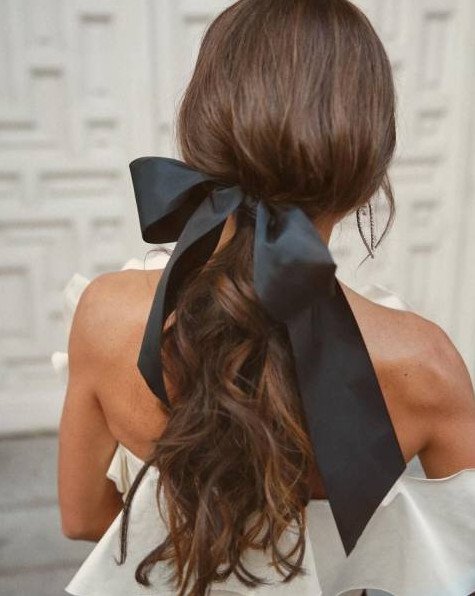 Красивая девушка с лентой в волосах