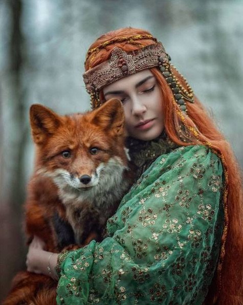Красивая девушка с лисой на руках