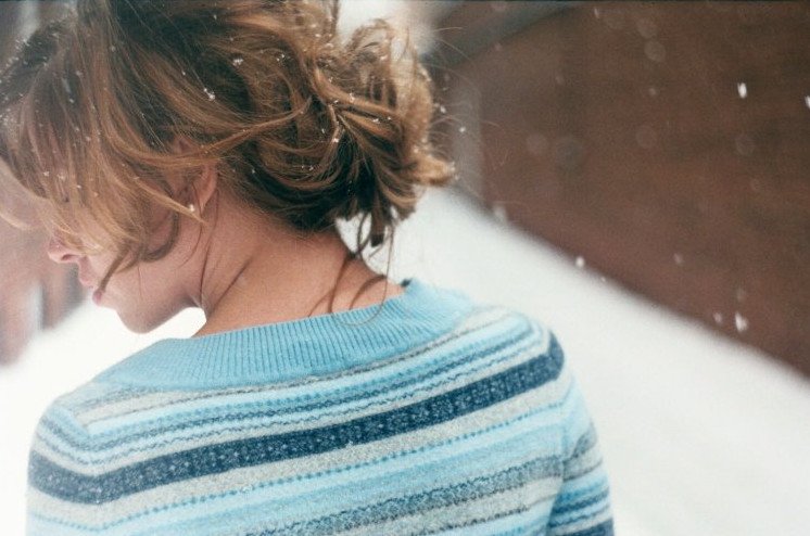 Красивая девушка с маленькими русыми волосами спиной на фото