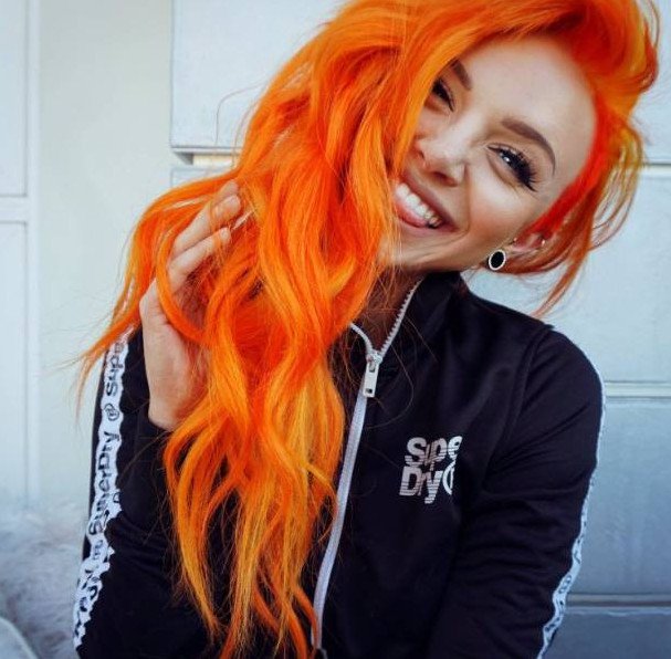 Красивая девушка с морковными волосами