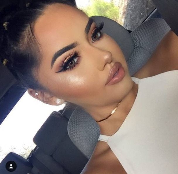 Красивая девушка с накаченными губками и ресничками на фото