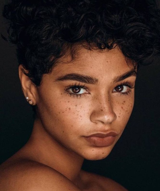 Красивая девушка с неописуемыми очами на фото