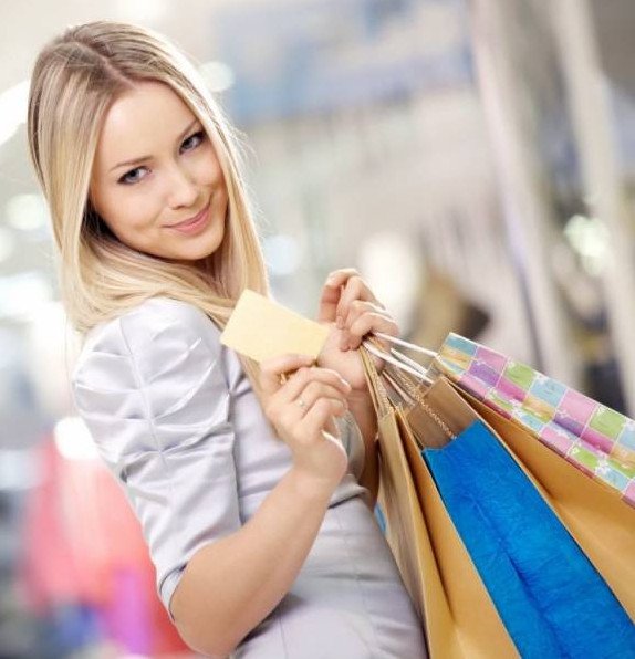 Красивая девушка с одежкой в руках