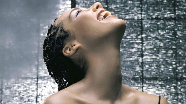 Красивая девушка с опрокинутой головой