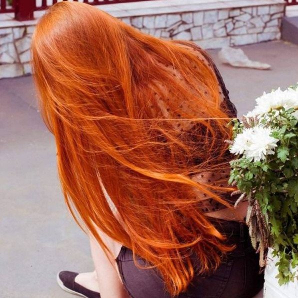 Красивая девушка с оранжевыми волосами со спины