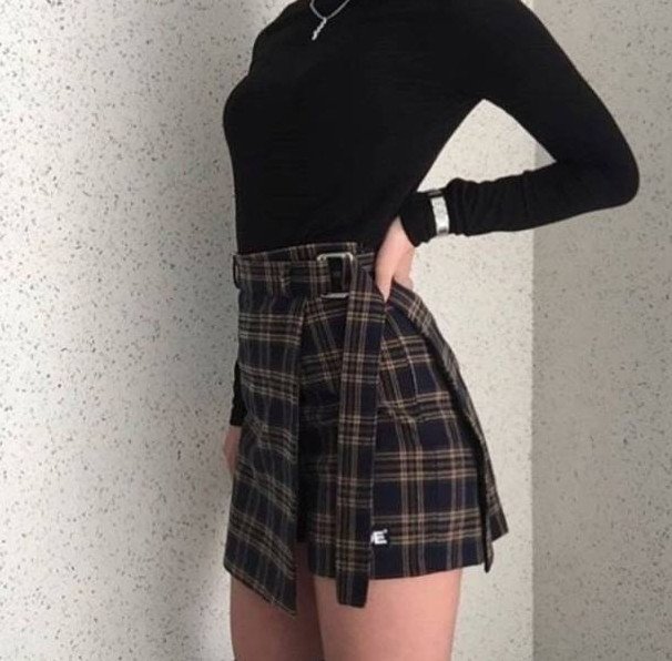 Красивая девушка с подсветкой юбки