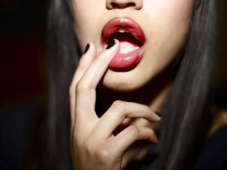 Красивая девушка с прикусанной губой
