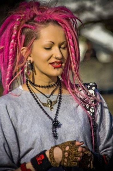 Красивая девушка с розовыми дредами на фото