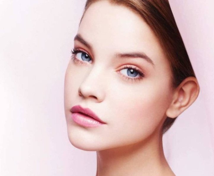 Красивая девушка с румянцем