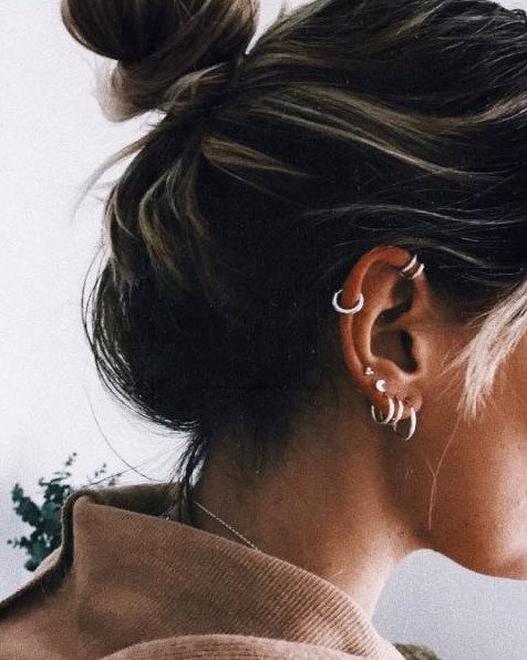 Красивая девушка с серьгой в ухе