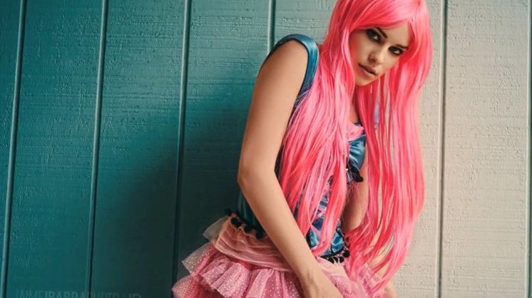 Красивая девушка с светло розовыми волосами