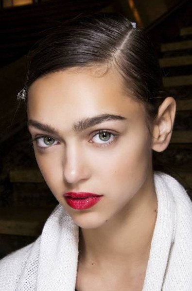 Красивая девушка с тонкими бровями