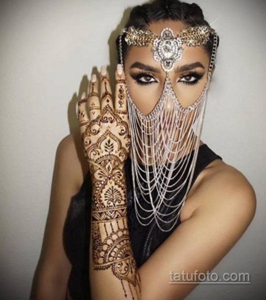 Красивая девушка с украшениями на лице на фото