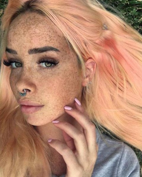 Красивая девушка с веснушками и белоснежными волосами