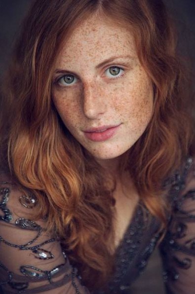 Красивая девушка с веснушками на теле