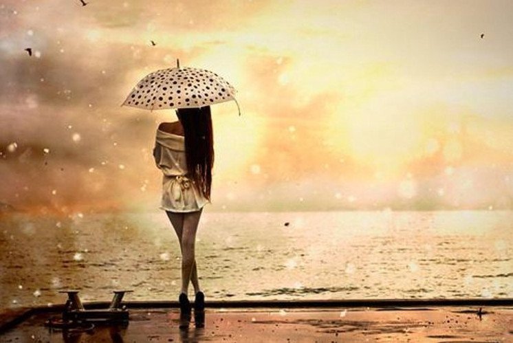 Красивая девушка с зонтиком спиной