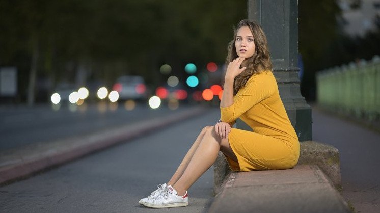 Красивая девушка сидячая боком на фото