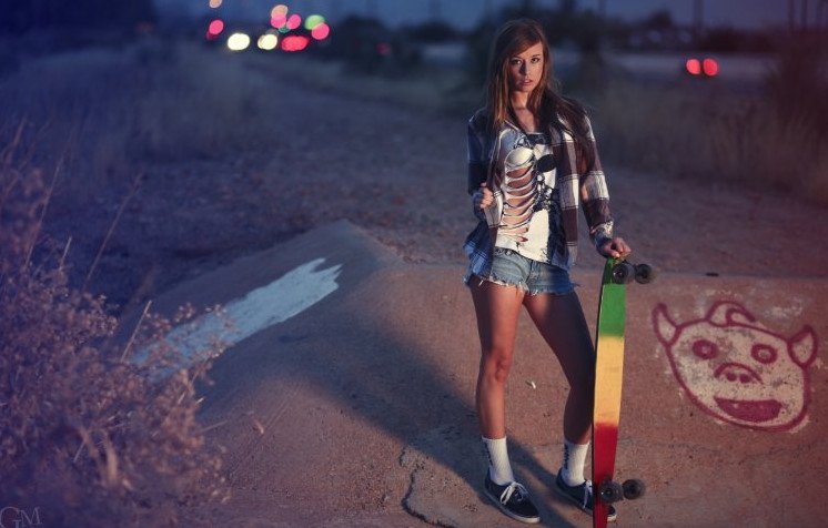 Красивая девушка скейтерша на фото