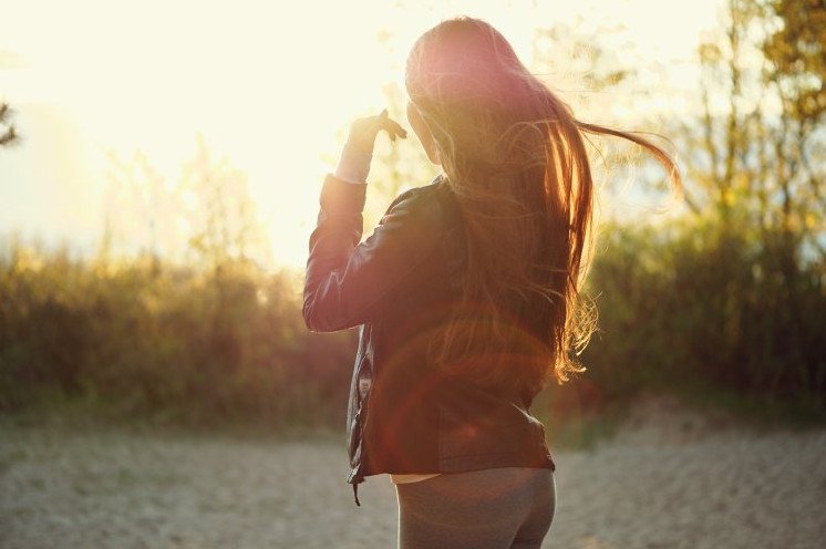 Красивая девушка со спины издалека