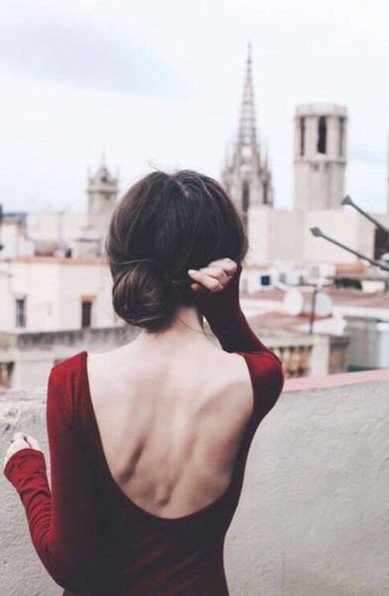 Красивая девушка спиной вполоборота на фото