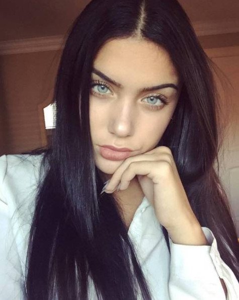 Красивая девушка темные волосы голубые глаза