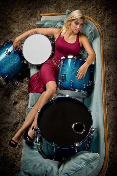 Красивая девушка ударник на барабанах на фото