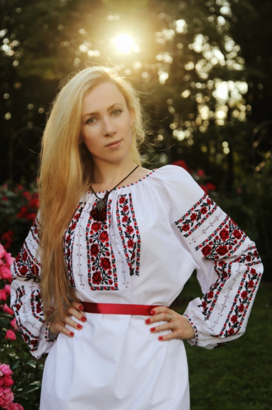 Красивая девушка в белорусском костюмчике