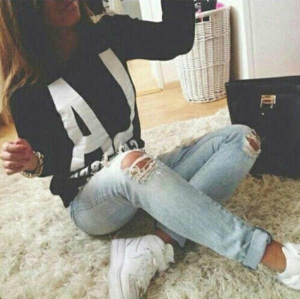 Красивая девушка в белоснежной кофточке и джинсах