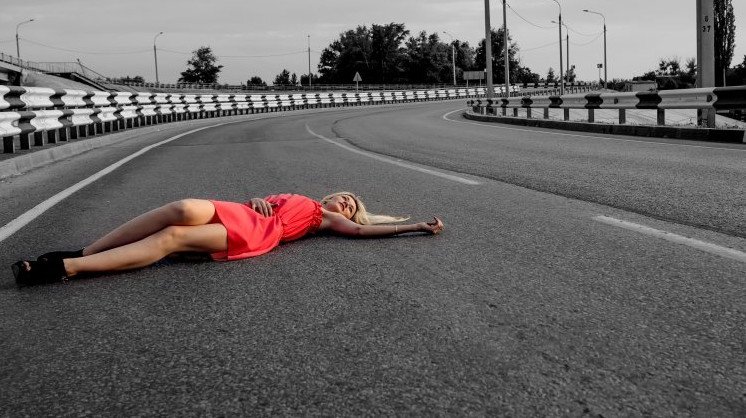 Красивая девушка в белоснежном красивое платье на дороге