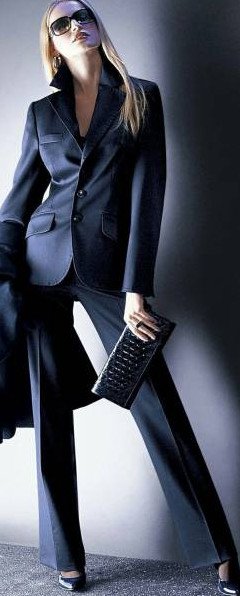 Красивая девушка в черном деловом костюмчике