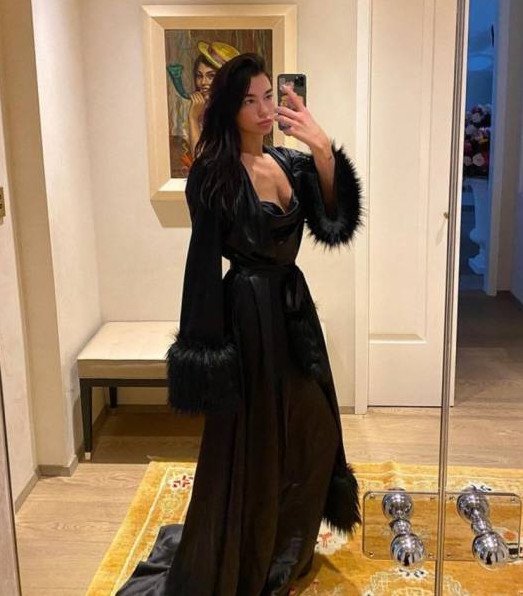 Красивая девушка в черном шелковом красивое платье на фото