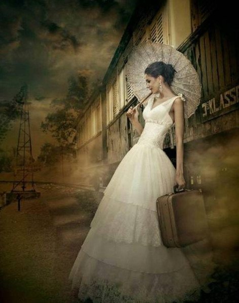 Красивая девушка в длинющем красивое платье с зонтиком на фото