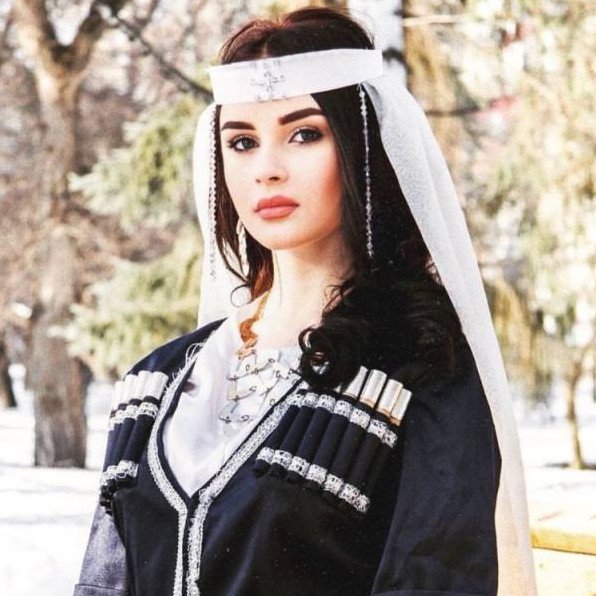 Красивая девушка в грузинском государственном костюмчике