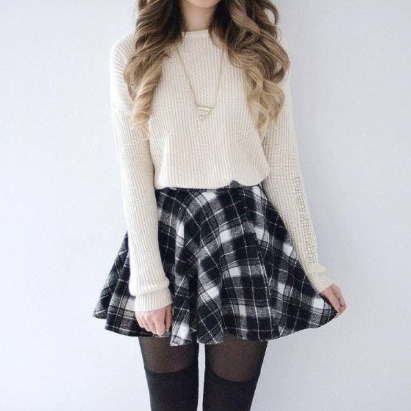 Красивая девушка в юбке и кофточке на фото