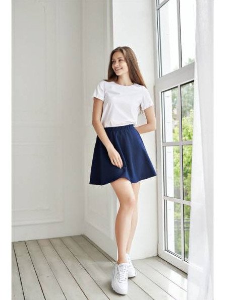 Красивая девушка в юбке солнце и футболке