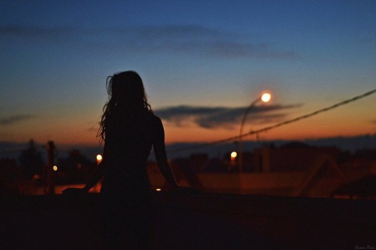 Красивая девушка в красивое платье ночкой со спины на фото