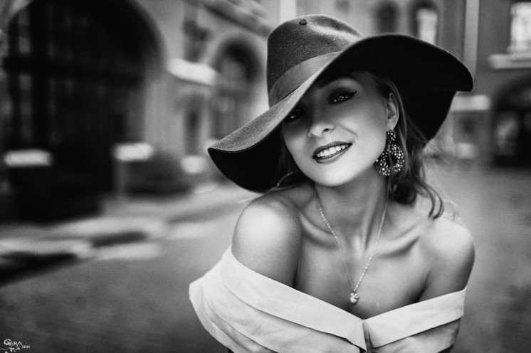 Красивая девушка в красивое платье с ухмылкой на фото