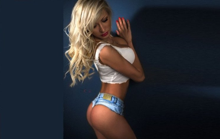 Красивая девушка в латексных шортиках