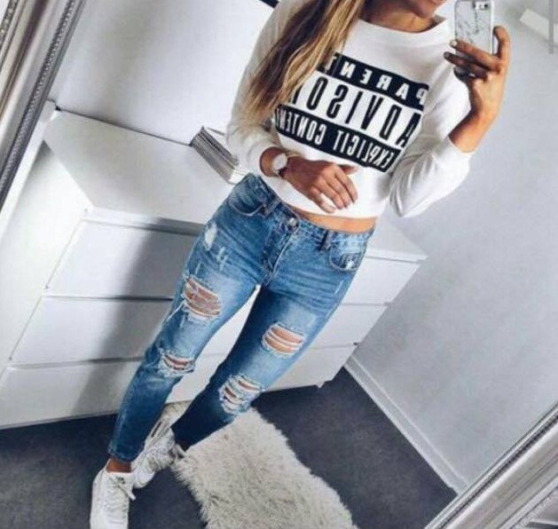 Красивая девушка в майке и брюках на фото