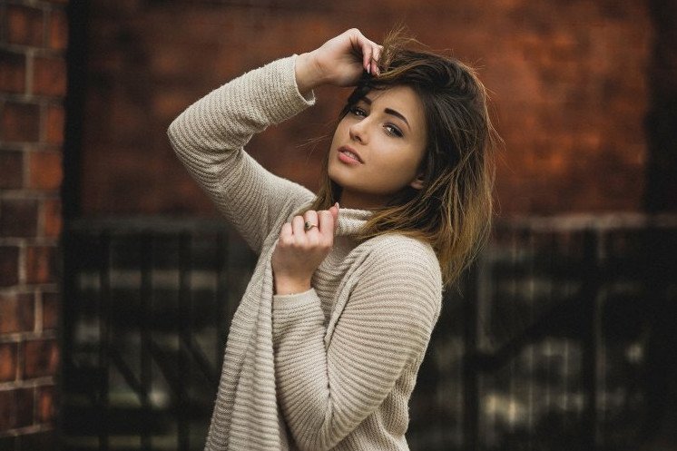 Красивая девушка в одной кофточке